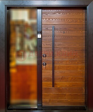 Коричневая входная дверь c МДФ панелью и стеклом ЧД-38 в частный дом В Ижевске