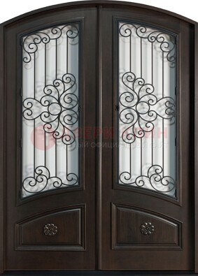 Арочная дверь со стеклом и ковкой ДА-33 в загородный дом В Ижевске