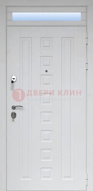Белая металлическая дверь с фрамугой для коттеджа ДФГ-21 В Ижевске