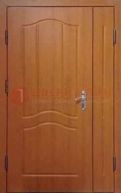 Коричневая двухстворчатая тамбурная дверь с МДФ ДМ-538 В Ижевске