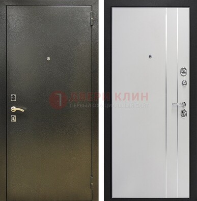 Железная темная дверь с порошковым покрытием и белая МДФ с молдингами  ДП-296 В Ижевске