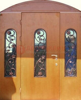 Парадная дверь со стеклянными вставками и ковкой ДПР-28 в общественное здание В Ижевске