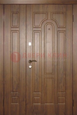 Двухстворчатая коричневая парадная дверь ДПР-48 В Ижевске