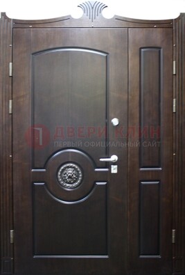 Коричневая парадная дверь с украшением ДПР-52 с утеплением В Ижевске
