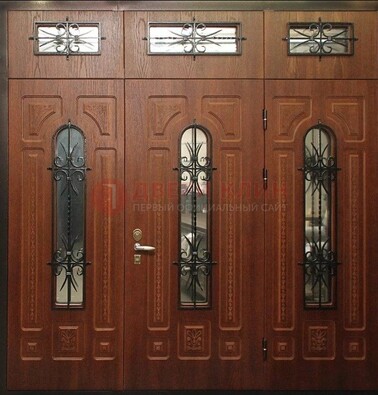 Парадная дверь с металлическими вставками и ковкой ДПР-72 в дом В Ижевске