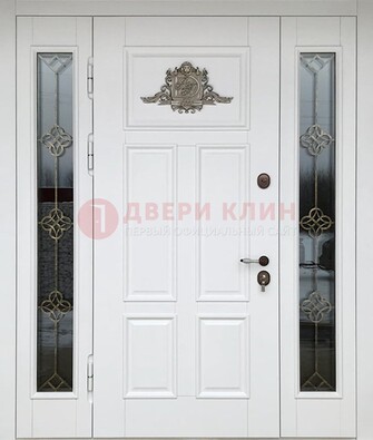 Белая входная парадная дверь со стеклом и ковкой ДПР-92 В Ижевске