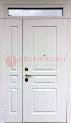 Белая двухстворчатая металлическая дверь со стеклом ДС-63 В Ижевске