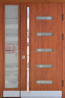 Коричневая металлическая дверь со стеклом ДС-72 В Ижевске