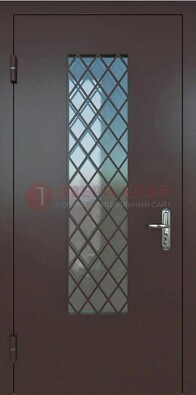 Темная металлическая дверь с решеткой и стеклом ДС-7 В Ижевске