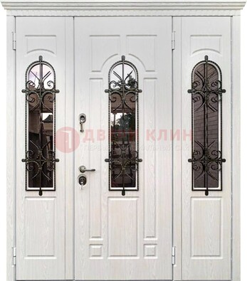 Белая распашная стальная дверь со стеклом и ковкой ДСК-125 В Ижевске