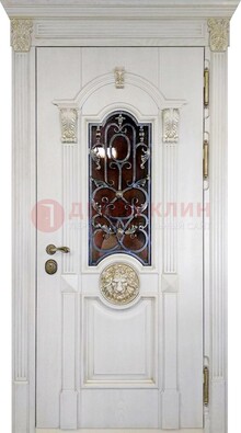 Белая железная дверь со стеклом и ковкой для кирпичного дома ДСК-155 В Ижевске
