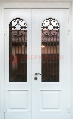 Белая стальная дверь стекло с ковкой и филенкой ДСК-201 В Ижевске
