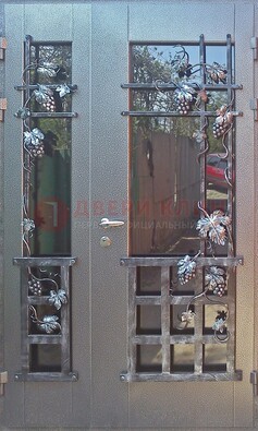 Распашная уличная дверь Порошок со стеклом и ковкой ДСК-221 В Ижевске