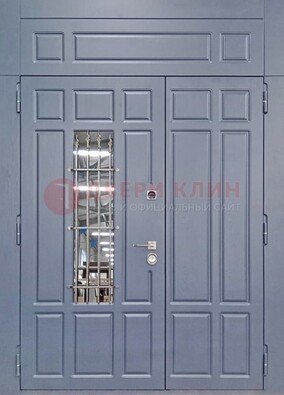 Серая двухстворчатая дверь Винорит со стеклом и ковкой ДСК-234 RAL 7024 В Ижевске