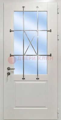 Белая простая железная дверь Винорит со стеклом и ковкой ДСК-257 В Ижевске