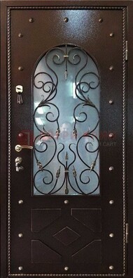 Влагостойкая дверь со стеклом и ковкой с декором ДСК-37 В Ижевске