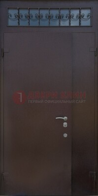 Коричневая тамбурная дверь со стеклянными вставками и ковкой ДТМ-39 В Ижевске