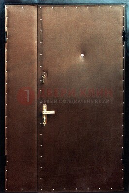 Коричневая тамбурная дверь с оформлением ДТМ-40 В Ижевске