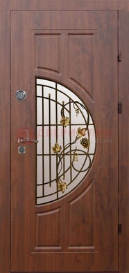 Стальная коричневая дверь с виноритом и ковкой ДВТ-82 В Ижевске