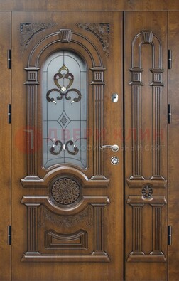 Коричневая двухстворчатая железная дверь с МДФ и витражом ВЖ-32 В Ижевске