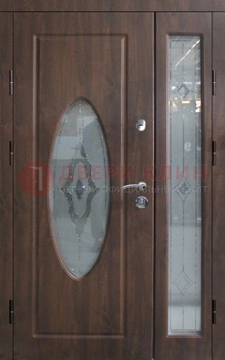 Коричневая двухстворчатая железная дверь с МДФ и витражом ВЖ-33 В Ижевске